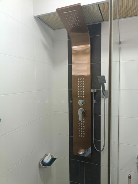 815A Choa Chu Kang Avenue 7, 815A Choa Chu Kang Avenue 7, 3 Bedrooms, 1,043 sqft, HDB Flat For Rent, by Charleen Koh, 500116766 - Master Bathroom with massager - PropertyGuru.com.sg