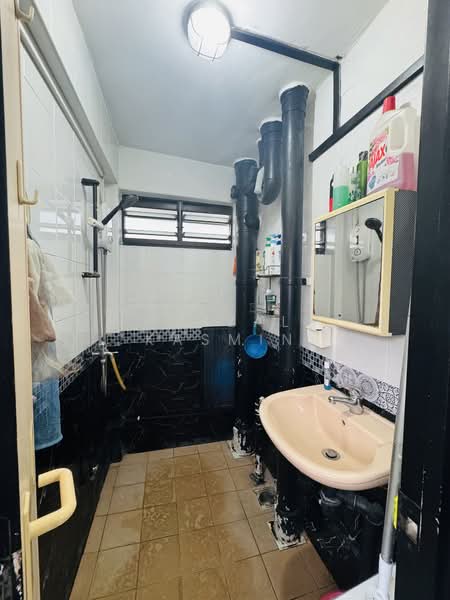 34 Teban Gardens Road, 34 Teban Gardens Road, 2 Bedrooms, 796 sqft, HDB Flat For Rent, by Faizal Kasmin, 500116778 - Bathroom - PropertyGuru.com.sg