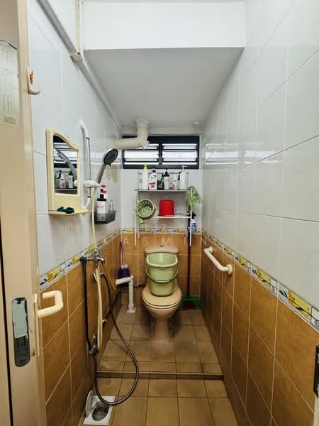 34 Teban Gardens Road, 34 Teban Gardens Road, 2 Bedrooms, 796 sqft, HDB Flat For Rent, by Faizal Kasmin, 500116778 - Bathroom - PropertyGuru.com.sg