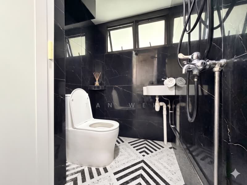 403 Pandan Gardens, 403 Pandan Gardens, 3 Bedrooms, 1,119 sqft, HDB Flat For Sale, by Tan Wei, 500116780 - Bathroom - PropertyGuru.com.sg