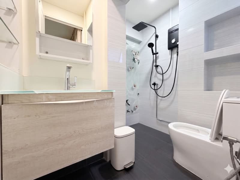 403 Pandan Gardens, 403 Pandan Gardens, 3 Bedrooms, 1,119 sqft, HDB Flat For Sale, by Tan Wei, 500116780 - Master Bathroom - PropertyGuru.com.sg