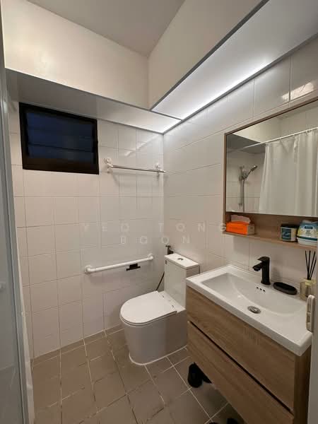 548B Segar Road, 548B Segar Road, 2 Bedrooms, 721 sqft, HDB Flat For Sale, by Yeo Tong Boon, 500116892 - Bathroom - PropertyGuru.com.sg