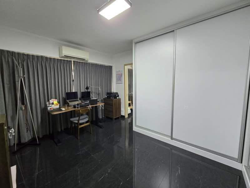 188 Pasir Ris Street 12, 188 Pasir Ris Street 12, 4 Bedrooms, 1,335 sqft, HDB Flat For Sale, by Ethan Lee C H, 500116943 - Dressing & Study Room - PropertyGuru.com.sg