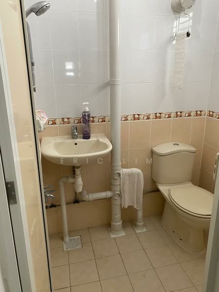 212 Ang Mo Kio Avenue 3, 212 Ang Mo Kio Avenue 3, 2 Bedrooms, 721 sqft, HDB Flat For Sale, by Eric Lim, 500116986 - Bathroom - PropertyGuru.com.sg