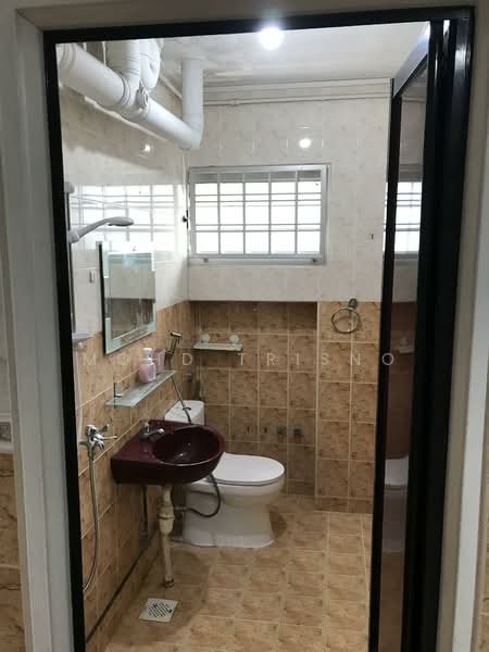 856 Jurong West Street 81, 856 Jurong West Street 81, 3 Bedrooms, 1,151 sqft, HDB Flat For Rent, by Mohd Trisno, 500116991 - Bathroom - PropertyGuru.com.sg