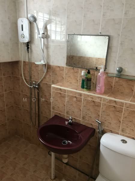 856 Jurong West Street 81, 856 Jurong West Street 81, 3 Bedrooms, 1,151 sqft, HDB Flat For Rent, by Mohd Trisno, 500116991 - Bathroom - PropertyGuru.com.sg