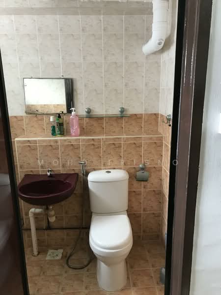856 Jurong West Street 81, 856 Jurong West Street 81, 3 Bedrooms, 1,151 sqft, HDB Flat For Rent, by Mohd Trisno, 500116991 - Bathroom - PropertyGuru.com.sg
