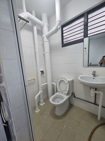 709 Hougang Avenue 2, 709 Hougang Avenue 2, 3 Bedrooms, 979 sqft, HDB Flat For Rent, by CLeo Leo, 500116995 - Bathroom - PropertyGuru.com.sg