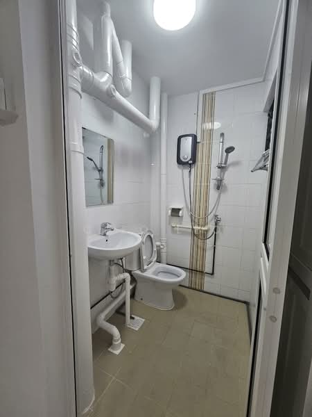 709 Hougang Avenue 2, 709 Hougang Avenue 2, 3 Bedrooms, 979 sqft, HDB Flat For Rent, by CLeo Leo, 500116995 - Bathroom - PropertyGuru.com.sg