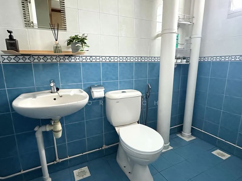 176C Edgefield Plains, 176C Edgefield Plains, 3 Bedrooms, 1,184 sqft, HDB Flat For Sale, by George Cha, 500117001 - Bathroom - PropertyGuru.com.sg