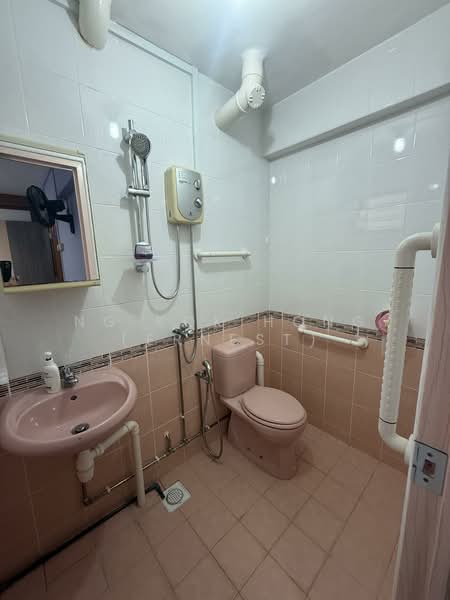 202 Yishun Street 21, 202 Yishun Street 21, 2 Bedrooms, 764 sqft, HDB Flat For Sale, by Ng Kok Hong (Ernest), 500117007 - Bathroom - PropertyGuru.com.sg