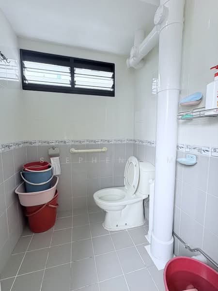 220 Ang Mo Kio Avenue 1, 220 Ang Mo Kio Avenue 1, 2 Bedrooms, 721 sqft, HDB Flat For Sale, by Stephen Lim, 500117037 - Bathroom - PropertyGuru.com.sg