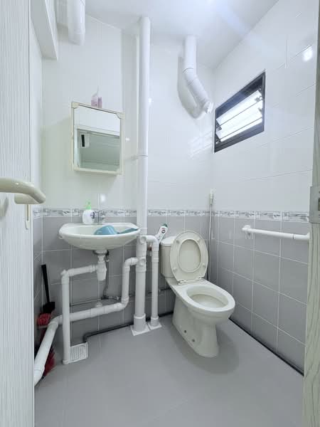 220 Ang Mo Kio Avenue 1, 220 Ang Mo Kio Avenue 1, 2 Bedrooms, 721 sqft, HDB Flat For Sale, by Stephen Lim, 500117037 - Bathroom - PropertyGuru.com.sg