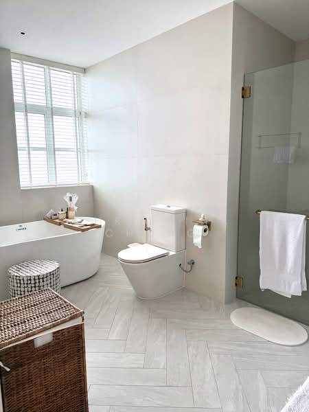 La Suisse I, 62 Swiss View, 5 Bedrooms, 4,090 sqft, Condominium For Rent, by Christina Chong, 500117058 - Master Bedroom Bath - PropertyGuru.com.sg