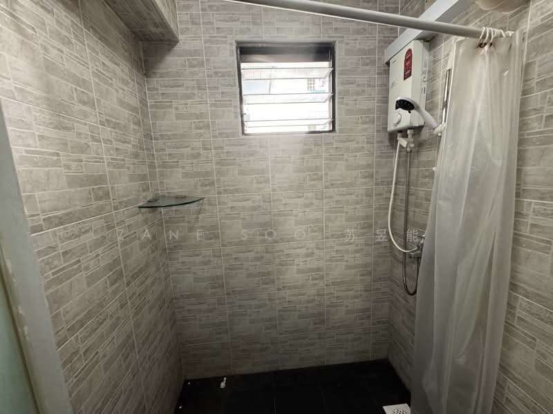 684C Choa Chu Kang Crescent, 684C Choa Chu Kang Crescent, 3 Bedrooms, 969 sqft, HDB Flat For Rent, by Zane Soo 苏昱能, 500117063 - Master Bathroom - PropertyGuru.com.sg