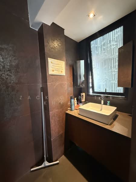 Jalan Besar corner shophouse, , 1,538 sqft, Office For Rent, by Zack Goh Tze Khiang, 500117091 - Bathroom - CommercialGuru.com.sg