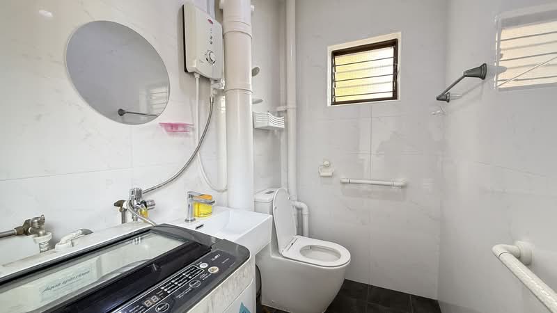 825 Yishun Street 81, 825 Yishun Street 81, 2 Bedrooms, 786 sqft, HDB Flat For Sale, by Pearl Goh 吴素菁, 500117105 - Bathroom - PropertyGuru.com.sg