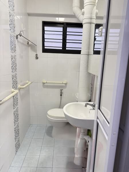 660 Yishun Avenue 4, 660 Yishun Avenue 4, 3 Bedrooms, 1,119 sqft, HDB Flat For Sale, by M F Deen, 500117106 - Bathroom - PropertyGuru.com.sg