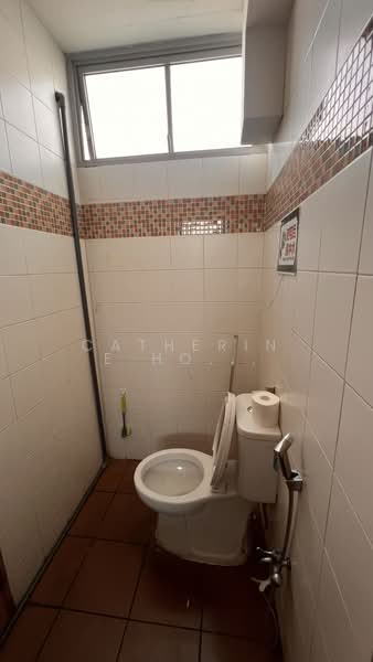 Frontier, 52 Ubi Avenue 3, 4,434 sqft, Light Industrial (B1) For Sale, by Catherine Ho Mei Yoke, 500117108 - Bathroom - CommercialGuru.com.sg
