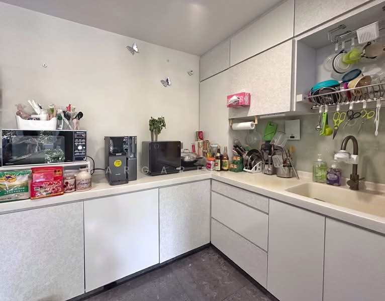 One K Green Lane, 1K Green Lane, 2 Bedrooms, 990 sqft, Condominium For Sale, by Margaret Tan, 500117201 - Kitchen - PropertyGuru.com.sg