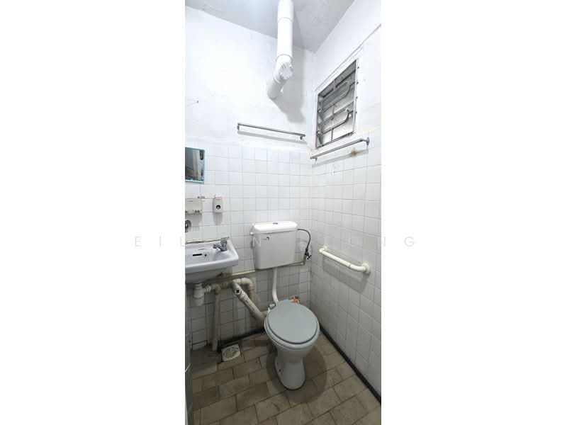 743 Yishun Avenue 5, 743 Yishun Avenue 5, 2 Bedrooms, 796 sqft, HDB Flat For Rent, by Eileen Leong, 500117203 - Bathroom - PropertyGuru.com.sg