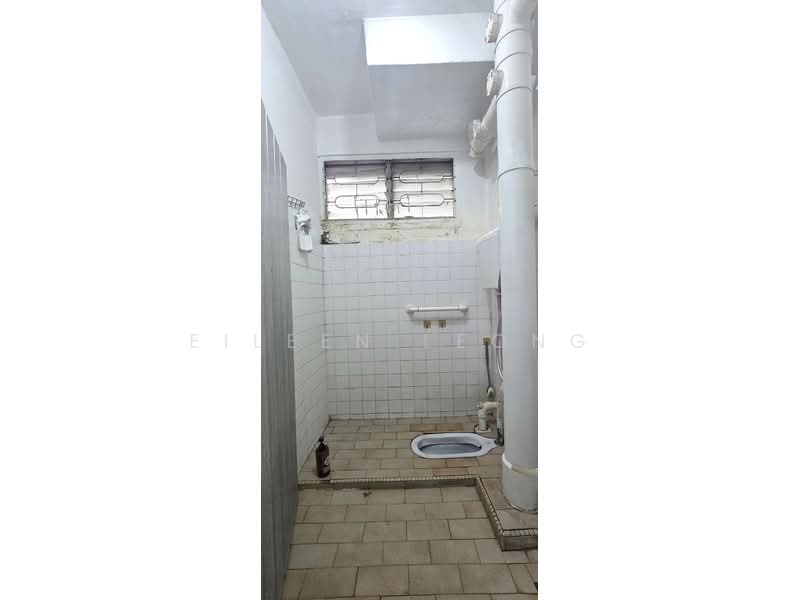 743 Yishun Avenue 5, 743 Yishun Avenue 5, 2 Bedrooms, 796 sqft, HDB Flat For Rent, by Eileen Leong, 500117203 - Bathroom - PropertyGuru.com.sg