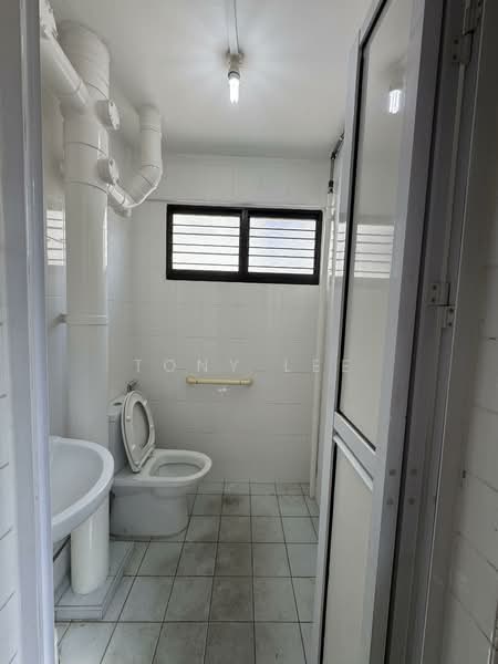 220 Yishun Street 21, 220 Yishun Street 21, 2 Bedrooms, 721 sqft, HDB Flat For Sale, by Tony Lee, 500117228 - Bathroom - PropertyGuru.com.sg