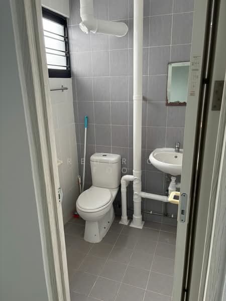 231 Bukit Batok East Avenue 5, 231 Bukit Batok East Avenue 5, 3 Bedrooms, 1,065 sqft, HDB Flat For Sale, by Frederick Foo, 500117313 - Bathroom - PropertyGuru.com.sg