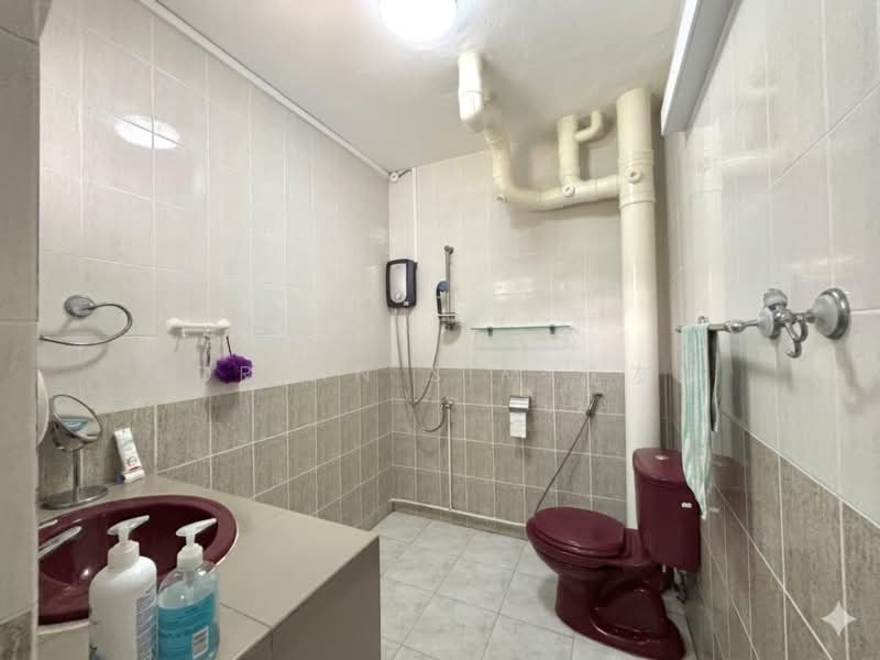 318 Serangoon Avenue 2, 318 Serangoon Avenue 2, 3 Bedrooms, 1,625 sqft, HDB Flat For Sale, by Adrian Sim 沈友顺, 500117317 - Bathroom - PropertyGuru.com.sg