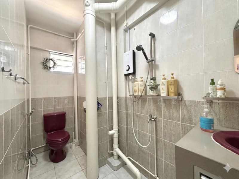 318 Serangoon Avenue 2, 318 Serangoon Avenue 2, 3 Bedrooms, 1,625 sqft, HDB Flat For Sale, by Adrian Sim 沈友顺, 500117317 - Bathroom - PropertyGuru.com.sg