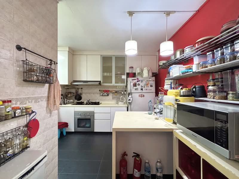 318 Serangoon Avenue 2, 318 Serangoon Avenue 2, 3 Bedrooms, 1,625 sqft, HDB Flat For Sale, by Adrian Sim 沈友顺, 500117317 - Kitchen - PropertyGuru.com.sg