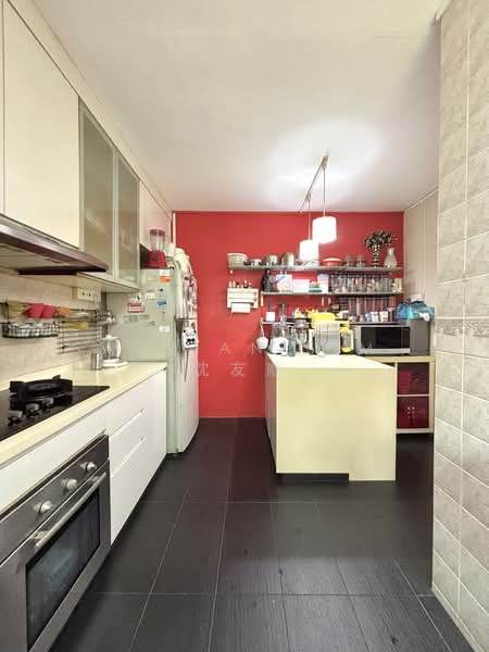 318 Serangoon Avenue 2, 318 Serangoon Avenue 2, 3 Bedrooms, 1,625 sqft, HDB Flat For Sale, by Adrian Sim 沈友顺, 500117317 - Kitchen - PropertyGuru.com.sg