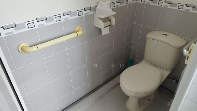 662 Buffalo Road, 662 Buffalo Road, 2 Bedrooms, 980 sqft, HDB Flat For Sale, by Leon Ho, 500117318 - Bathroom - PropertyGuru.com.sg