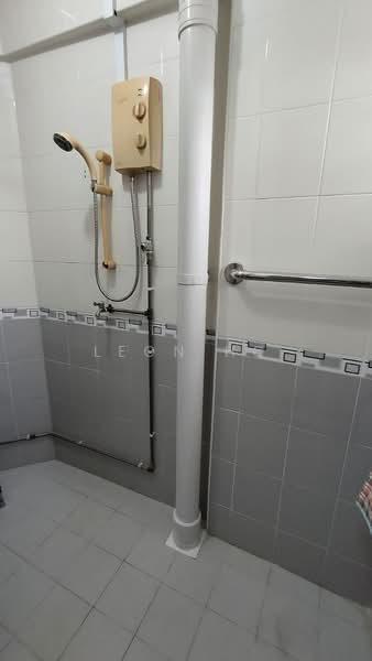662 Buffalo Road, 662 Buffalo Road, 2 Bedrooms, 980 sqft, HDB Flat For Sale, by Leon Ho, 500117318 - Bathroom - PropertyGuru.com.sg