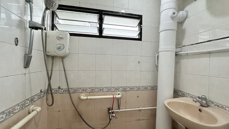 211 Boon Lay Place, 211 Boon Lay Place, 2 Bedrooms, 699 sqft, HDB Flat For Sale, by KC Chong, 500117352 - Bathroom - PropertyGuru.com.sg