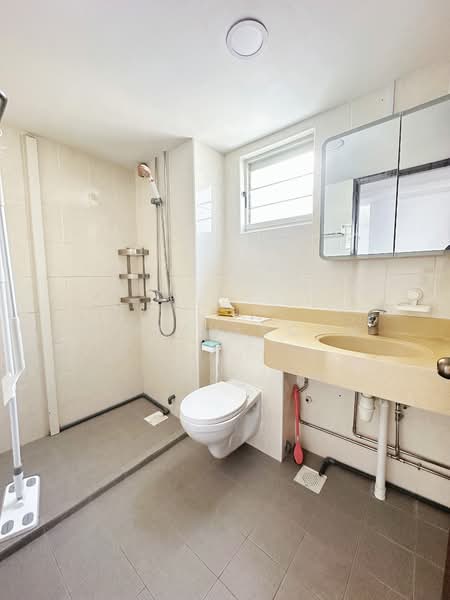 268B Compassvale Link, 268B Compassvale Link, 3 Bedrooms, 969 sqft, HDB Flat For Rent, by Vivian Song, 500117361 - Bathroom - PropertyGuru.com.sg