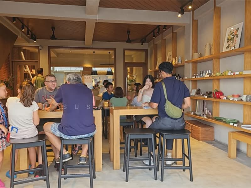 Tiong Bahru Unique Woody Interior Delight, Tiong Bahru, Yong Siak Street, 2 Bedrooms, 1,075 sqft, Conservation House For Rent, by Susan Prior, 500117397 - PropertyGuru.com.sg