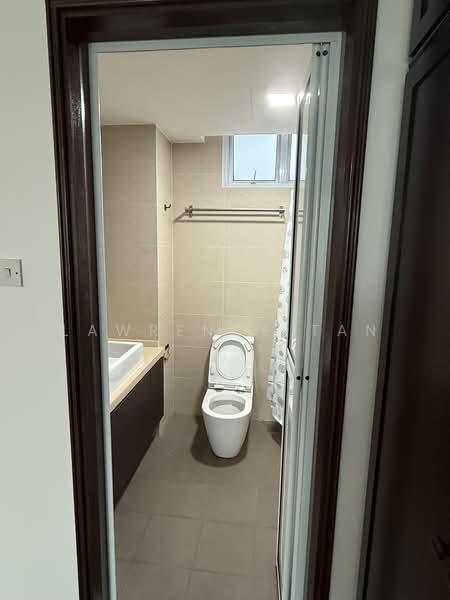 Villa De West, 385 Pasir Panjang Road, 3 Bedrooms, 1,636 sqft, Condominium For Sale, by Lawrence Tan, 500117433 - Master Bathroom - PropertyGuru.com.sg