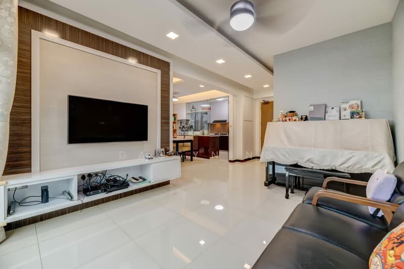 682B Edgedale Plains, 682B Edgedale Plains, 3 Bedrooms, 1,001 sqft, HDB Flat For Sale, by Daslyn Ng, 500117483 - Living Room - PropertyGuru.com.sg