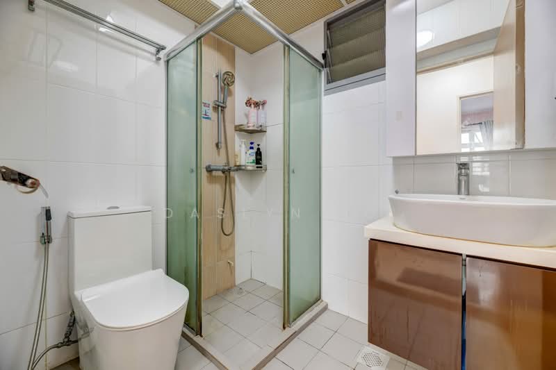 682B Edgedale Plains, 682B Edgedale Plains, 3 Bedrooms, 1,001 sqft, HDB Flat For Sale, by Daslyn Ng, 500117483 - Bathroom - PropertyGuru.com.sg