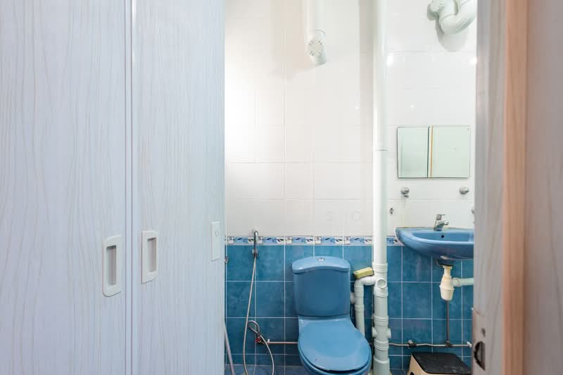 402 Jurong West Street 42, 402 Jurong West Street 42, 4 Bedrooms, 1,432 sqft, HDB Flat For Sale, by Alicia Soh, 500117561 - Bathroom - PropertyGuru.com.sg