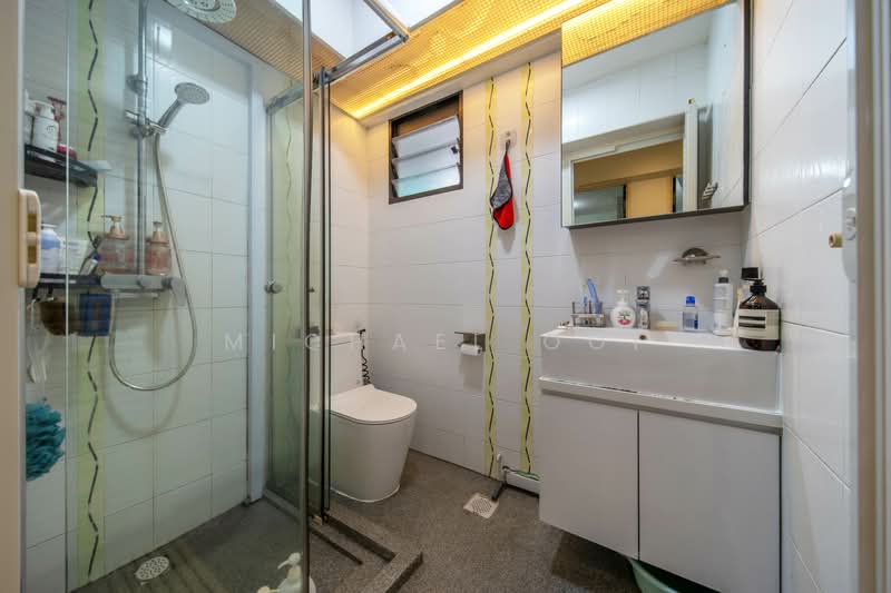 438A Sengkang West Avenue, 438A Sengkang West Avenue, 3 Bedrooms, 1,012 sqft, HDB Flat For Sale, by Michael Ooi, 500117584 - Bathroom - PropertyGuru.com.sg