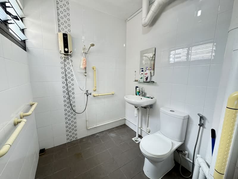 230 Tampines Street 24, 230 Tampines Street 24, 3 Bedrooms, 1,055 sqft, HDB Flat For Sale, by Ghafur Khan, 500117597 - Bathroom - PropertyGuru.com.sg