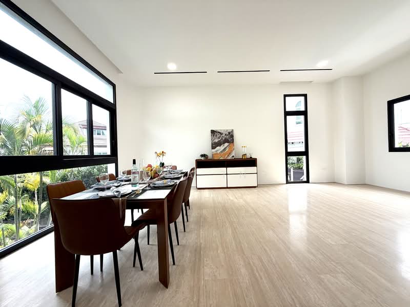 Modern Brand New Freehold Bungalow @Holland. Fantastic location, Modern brand new freehold bungalow at Holland, 5 Bedrooms, 12,109 sqft, Bungalow House For Sale, by Gina Tng, 500117604 - PropertyGuru.com.sg