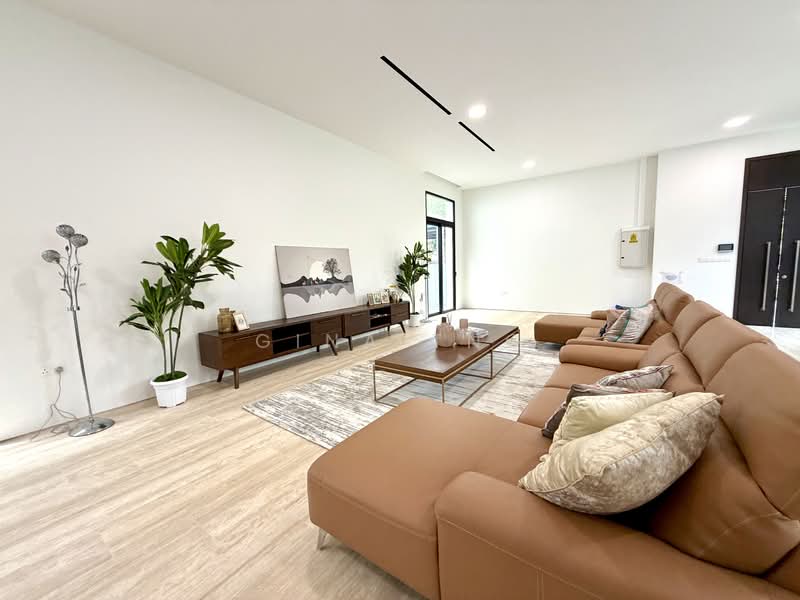 Modern Brand New Freehold Bungalow @Holland. Fantastic location, Modern brand new freehold bungalow at Holland, 5 Bedrooms, 12,109 sqft, Bungalow House For Sale, by Gina Tng, 500117604 - PropertyGuru.com.sg