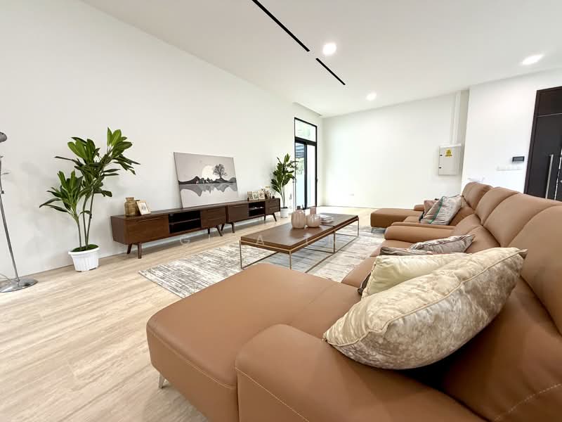 Modern Brand New Freehold Bungalow @Holland. Fantastic location, Modern brand new freehold bungalow at Holland, 5 Bedrooms, 12,109 sqft, Bungalow House For Sale, by Gina Tng, 500117604 - PropertyGuru.com.sg