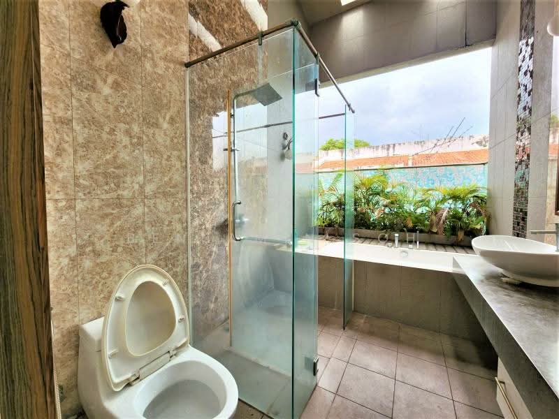 JUMP ON THE BAYSHORE BANDWAGON, 1 km to Temasek and Bedok Green Primary Schools, 7 Bedrooms, 6,000 sqft, Semi-Detached House For Sale, by Benjamin Soh, 500117613 - Bathroom - PropertyGuru.com.sg