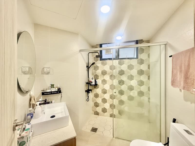 Glendale Park, 21 Hillview Avenue, 2 Bedrooms, 1,044 sqft, Condominium For Sale, by Tiffany Yew, 500117622 - Master Bathroom - PropertyGuru.com.sg