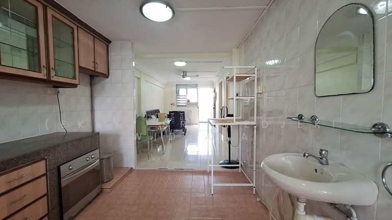 1 Lorong 7 Toa Payoh, 1 Lorong 7 Toa Payoh, 3 Bedrooms, 720 sqft, HDB Flat For Sale, by (Ekky) Sri Redjeki Widjaja, 500117629 - Kitchen - PropertyGuru.com.sg