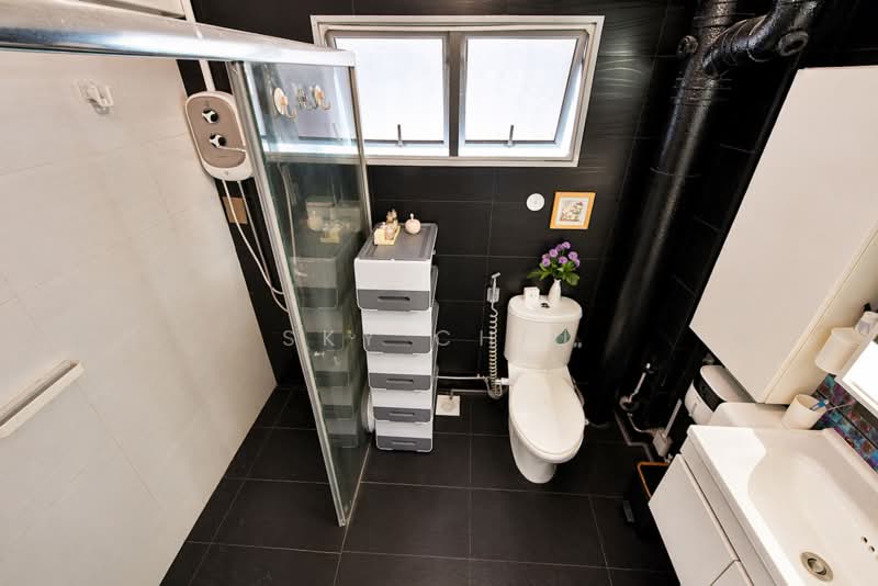 857 Jurong West Street 81, 857 Jurong West Street 81, Room Rental, 130 sqft, HDB Flat For Rent, by Sky Chiu, 500117635 - Ensuite Bathroom - PropertyGuru.com.sg